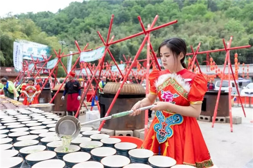 重渡沟万名游客共享竹子盛宴