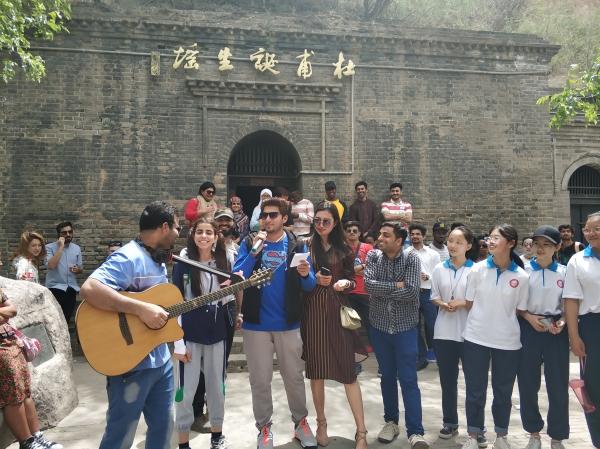 百名一带一路国家留学生到杜甫故里学中国文化
